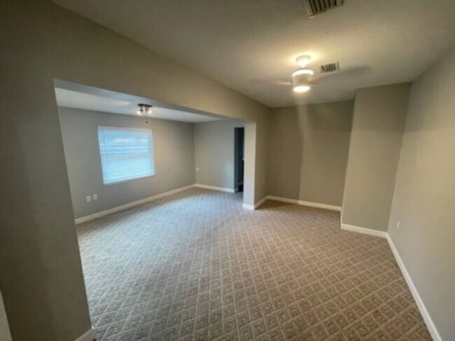 Building Photo - 2 BR/2 BA Beautifully Updated Home in Semi...