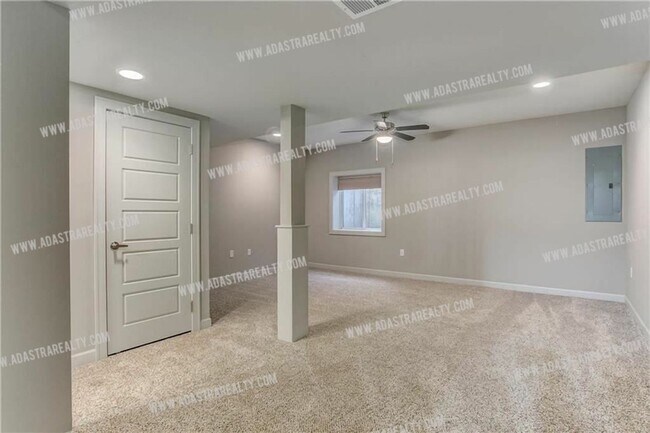 Building Photo - Like New Blue Valley Townhome-Available NOW!!