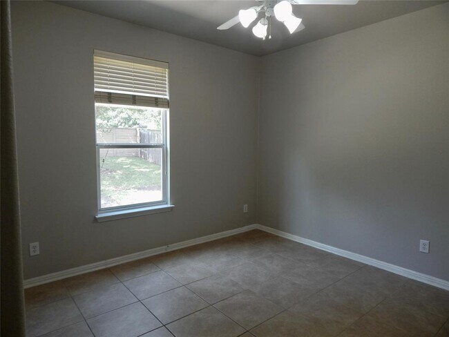 Building Photo - 1110 Willowbrook Dr