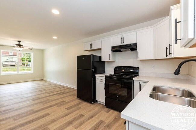 Building Photo - 411 S Chavis St