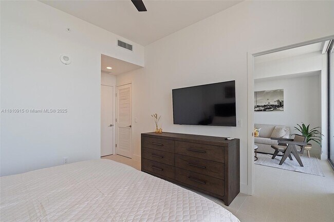 Building Photo - 601 NE 1st Ave