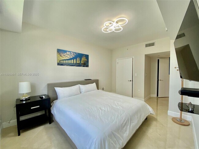 Building Photo - 19900 E Country Club Dr