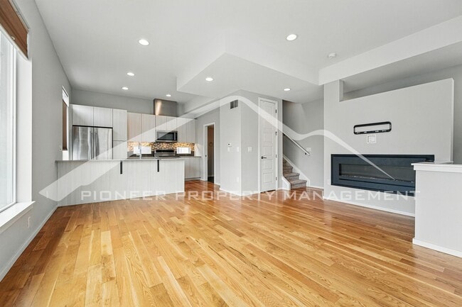 Building Photo - Spacious Home with Washer/Dryer and Mountain Views