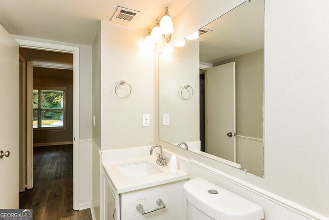 Building Photo - 1612 Picadilly Ct NE