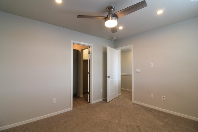 Building Photo - 3 bed/2.5 bath West Pasco Townhouse