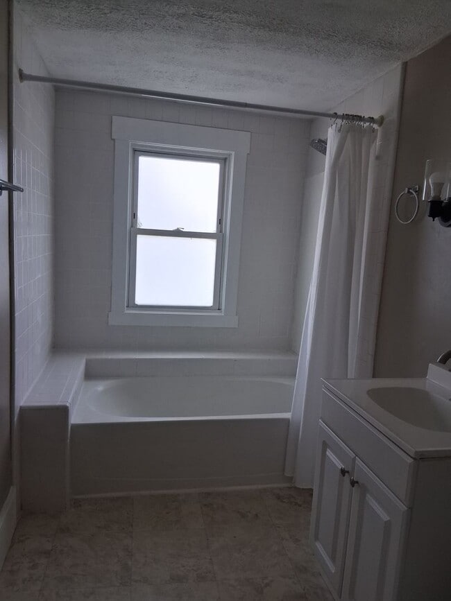 Building Photo - Charming Newly Renovated Spacious Double