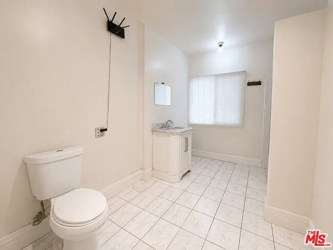 Building Photo - 1188 W 37th Dr