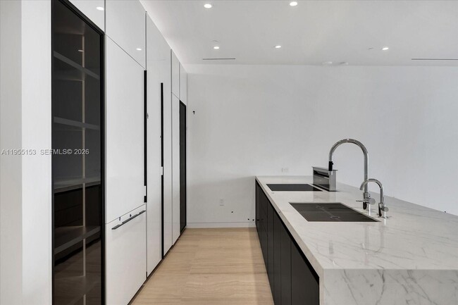 Building Photo - 5 Grove Isle Dr