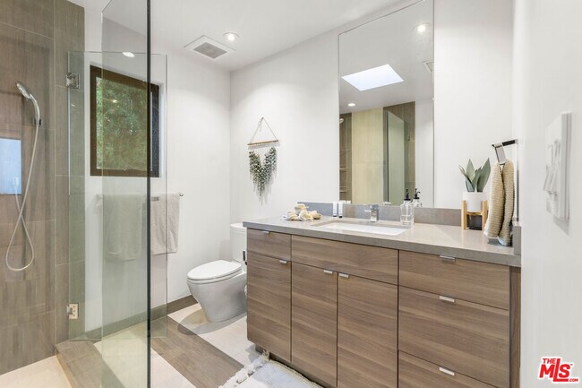 Building Photo - 454 N Sweetzer Ave