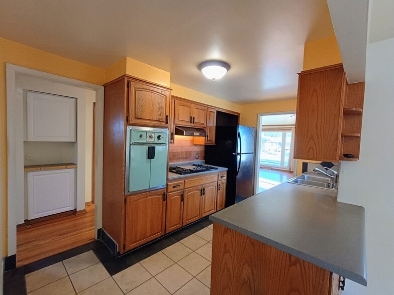 Building Photo - 235 Hemlock St