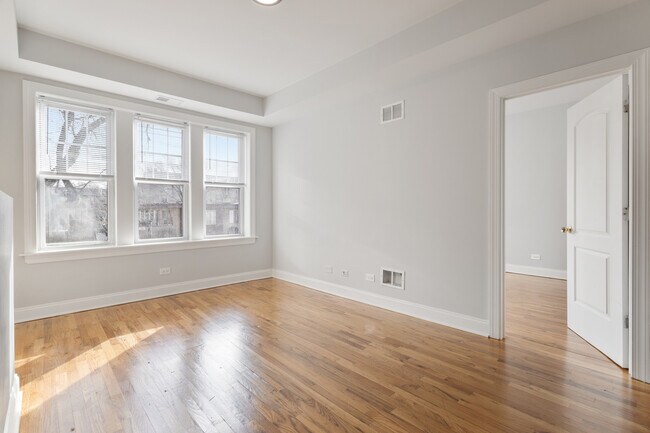 Building Photo - 7324 N Damen Ave