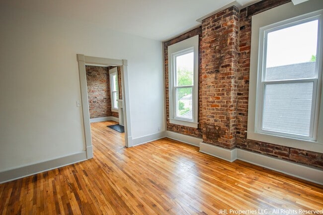 Building Photo - Updated 2 Bedroom 1 Bathroom in Downtown C...