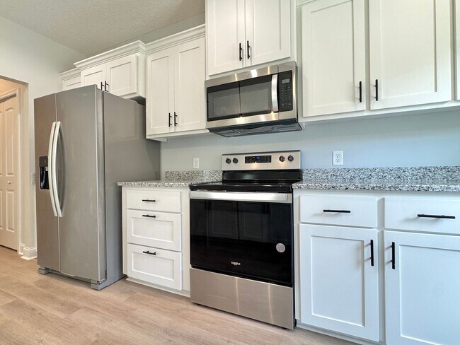 Building Photo - $500 RENT CREDIT | AVAILABLE NOW! (Pet Friendly)