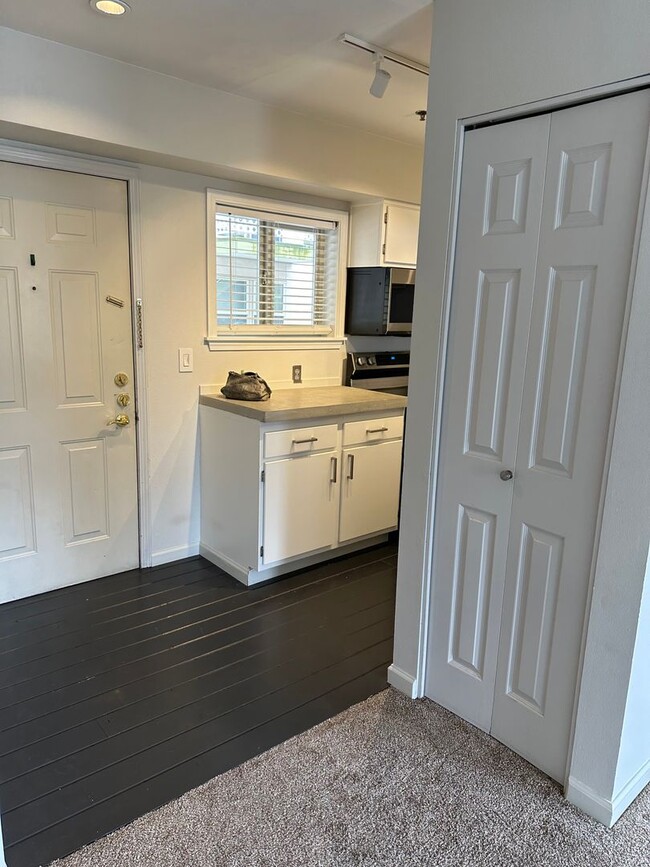Building Photo - 1 bedroom, 1 bathroom Condo with City View!