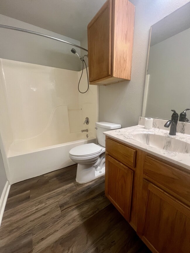 Building Photo - 1200 Oakview Dr