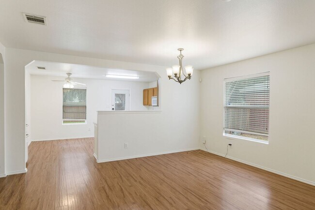 Building Photo - Charming 3-Bedroom Home in Carriage Hills ...