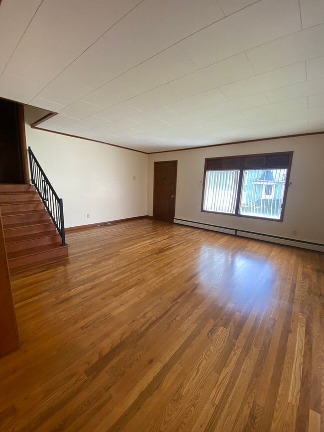 Building Photo - 2 bed 1 bath duplex. Less than 3 miles fro...