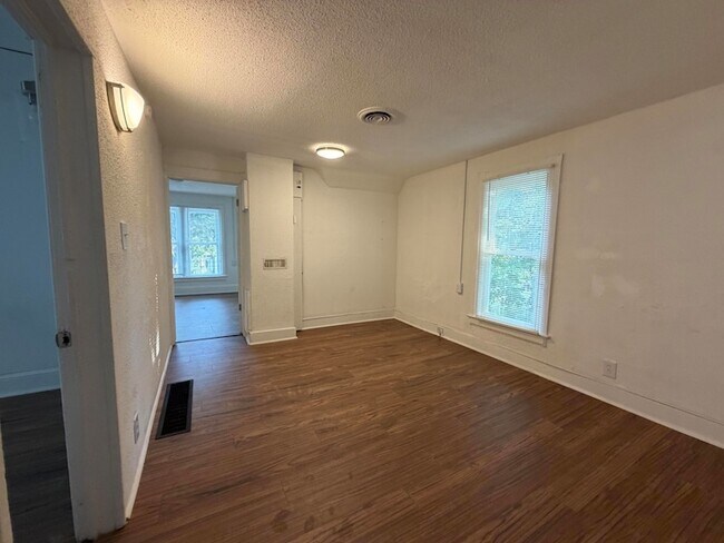 Building Photo - 1221 Wells Pl