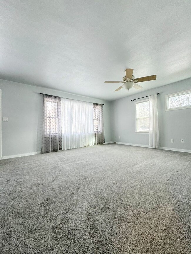 Building Photo - Beautiful 3 Bedroom 1 Bath Ranch Style Single Family Home!