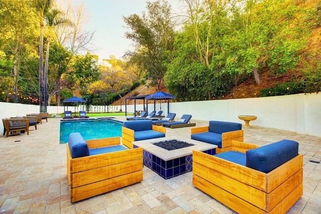 Building Photo - Fully Furnished Luxurious Spanish Mediterranean Villa in Hollywood Hills: 4-Bedroom, 2.5-Bath Ret...