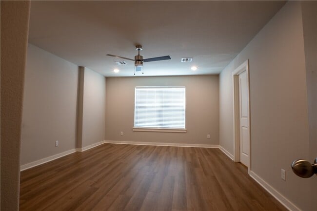 Building Photo - 1243 N Pink Ter