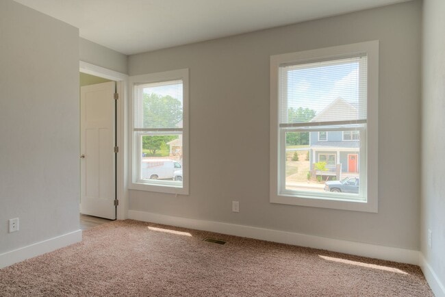 Building Photo - 3 bed 3.5 bath townhouse