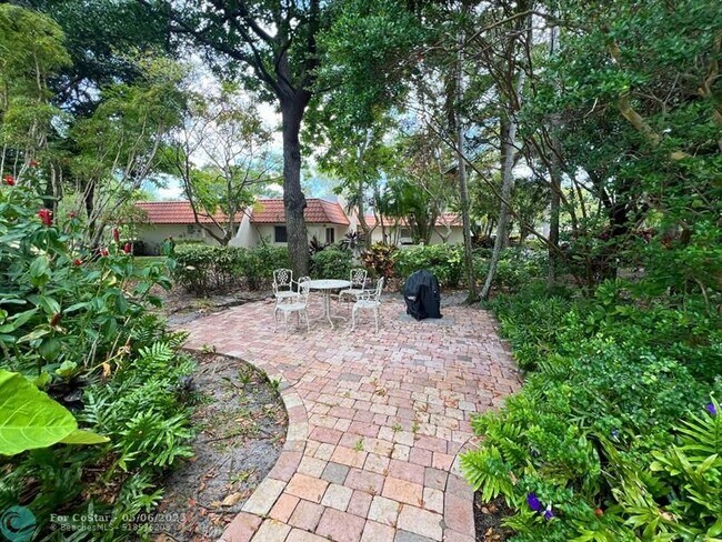 Building Photo - 933 Cypress Grove Dr