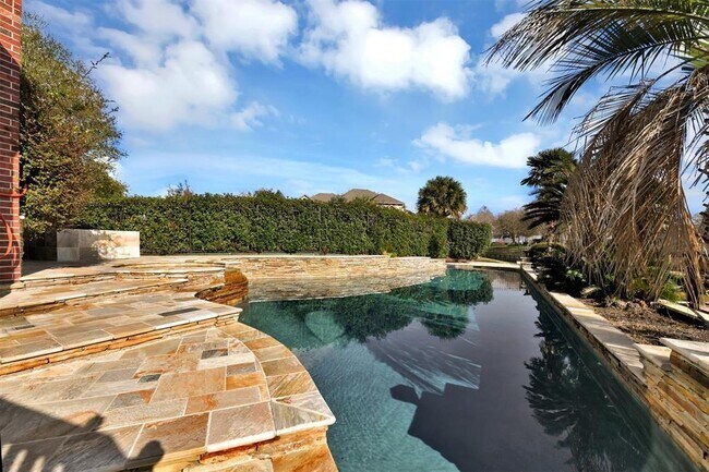 Building Photo - 8322 Shoregrove Dr