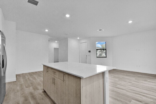 Building Photo - 706 Del Vista Rd