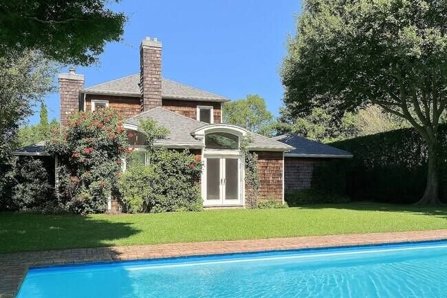 Building Photo - 14 Barns Ln