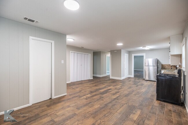 Building Photo - XL HOME!  3 bed, 1 bath, LOTS OF ROOM!