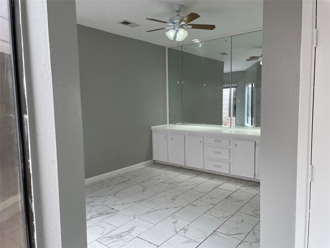 Building Photo - 526 Meadow Knoll Dr
