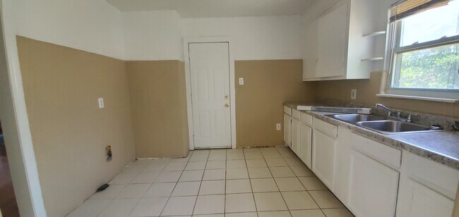 Building Photo - Roselawn