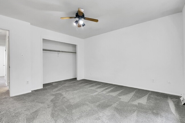 Building Photo - $1,995.00, 3 bed, 1.5 bath, located in Aur...