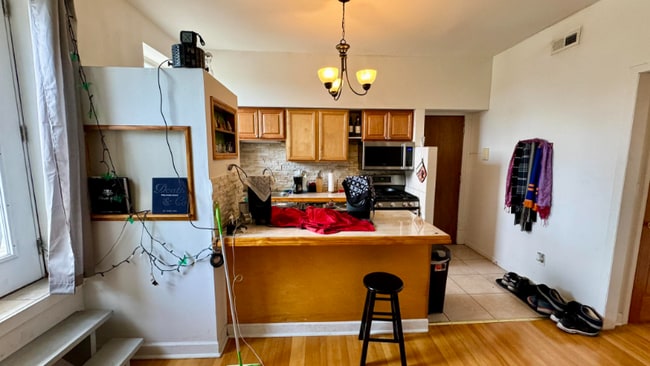 Building Photo - 1368 W Evergreen Ave