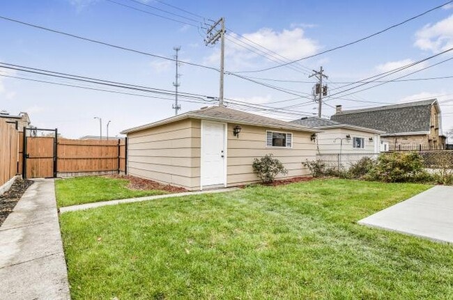 Building Photo - 2520 N Neva Ave