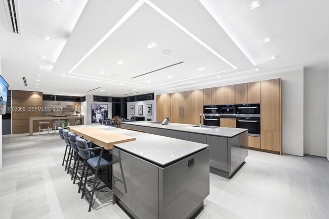 Building Photo - 440 Mola Ave