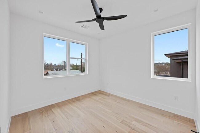 Building Photo - 1409 Valleyridge Dr