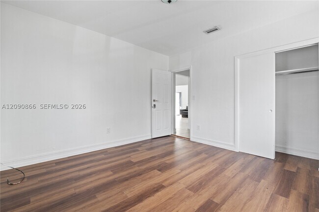 Building Photo - 580 Lee Dr