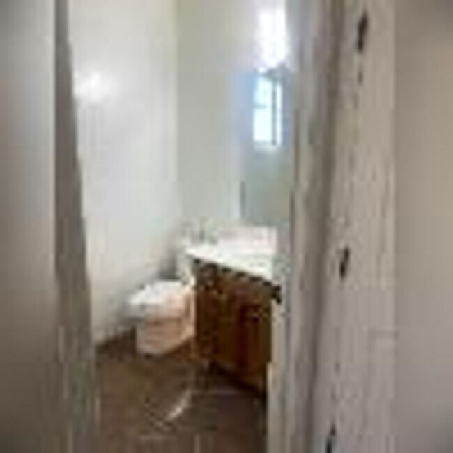 Building Photo - 4 Bedroom, 2 1/2 Bath Available Now!