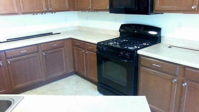 Building Photo - Unfurnished  1 loft -  2 car garage -  3 b...