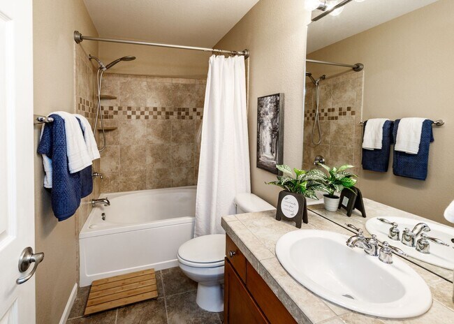 Building Photo - Fully Furnished Downtown 2 Bed, 4 Bath Executive Townhouse