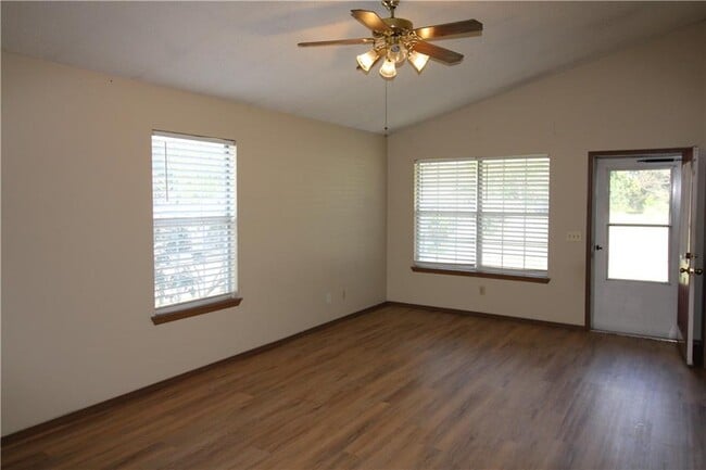 Building Photo - 417 W Apple Blossom Ave
