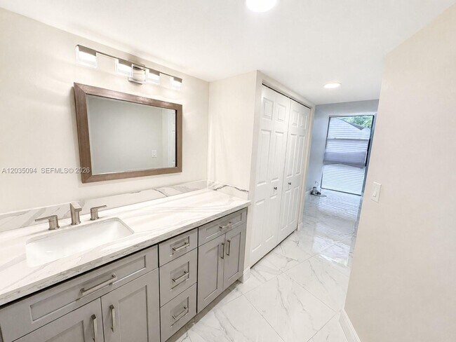 Building Photo - 3301 N Country Club Dr