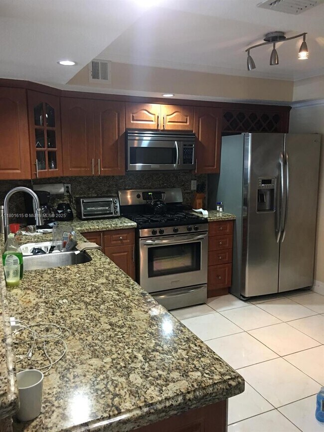Building Photo - 3140 S Ocean Dr