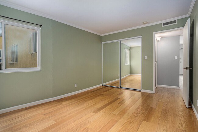 Building Photo - 370 Santa Clara Ave