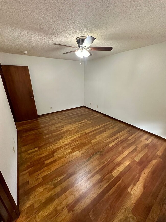 Building Photo - Immaculate major remodeled executive home in West Norman