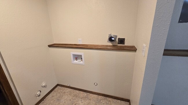 Building Photo - 3 Bedrooms, 2.5 Bathrooms, 1 Car Garage Fo...