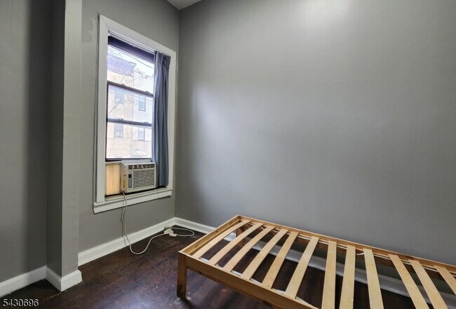 Building Photo - 423 2nd St