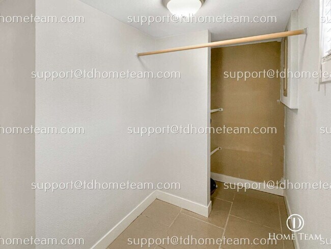 Building Photo - Modern and Spacious Duplex Rental in Tacoma's Desirable Location!